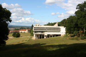 balade dans le Parc du couvent de la Tourette, dans les bois.