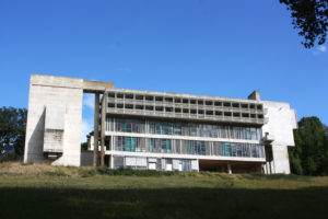 balade dans le Parc du couvent de la Tourette, dans les bois.