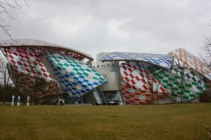 Fondation Louis Vuitton vue depuis l'extérieur dans le parc attenant.