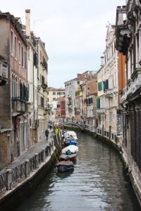 Un canaux et ses maisons colorées