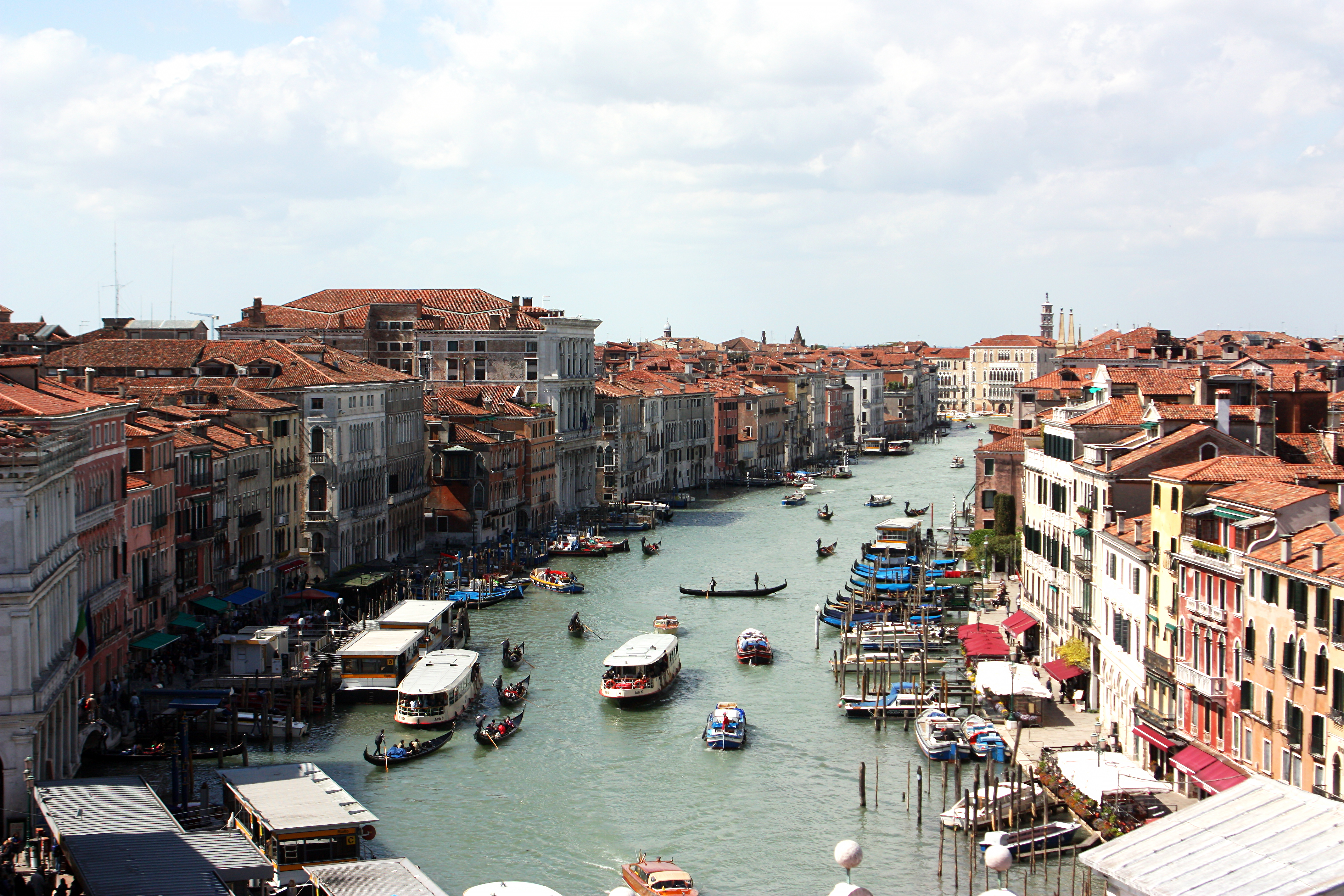 Le canal de Venise et ses bateaux