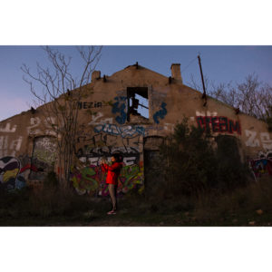 Parcourir les ruines I Femme et Architecture